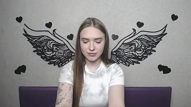 Snapshot of LauraHlot chatting on 04/24/26, 05:48 LauraHlot online show from 04/24/26, 05:48
