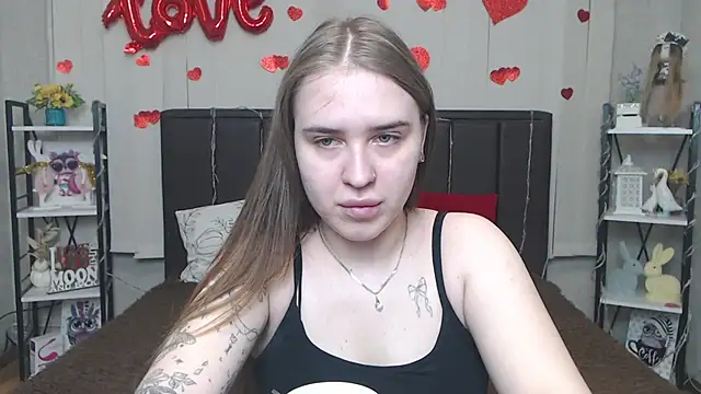 Snapshot of LauraHlot chatting on 05/23/26, 06:01 LauraHlot online show from 05/23/26, 06:01