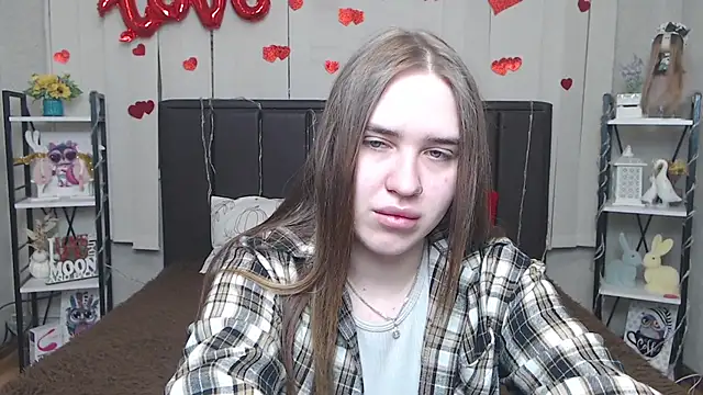 Snapshot of LauraHlot chatting on 05/27/26, 05:48 LauraHlot online show from 05/27/26, 05:48