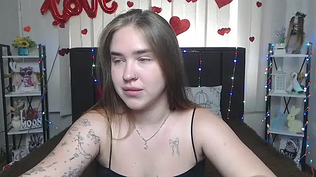 Snapshot of LauraHlot chatting on 07/06/26, 08:22 LauraHlot online show from 07/06/26, 08:22
