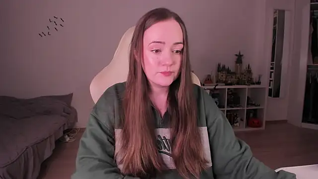 Snapshot of WalkingGirl chatting on 11/27/25, 10:45 WalkingGirl online show from 11/27/25, 10:45