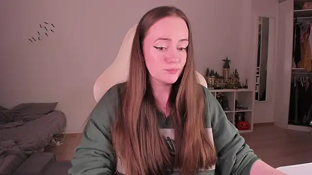 Snapshot of WalkingGirl chatting on 11/28/25, 08:00 WalkingGirl online show from 11/28/25, 08:00