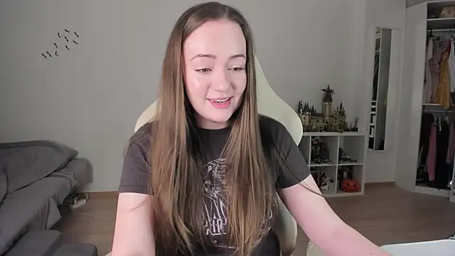 Snapshot of WalkingGirl chatting on 11/30/25, 04:44 WalkingGirl online show from 11/30/25, 04:44