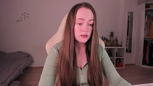 Snapshot of WalkingGirl chatting on 12/02/25, 04:57 WalkingGirl online show from 12/02/25, 04:57