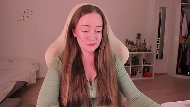 Snapshot of WalkingGirl chatting on 12/13/25, 08:47 WalkingGirl online show from 12/13/25, 08:47