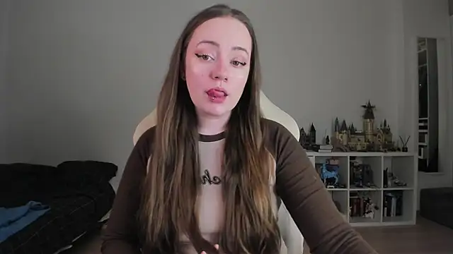 Snapshot of WalkingGirl chatting on 02/11/26, 11:32 WalkingGirl online show from 02/11/26, 11:32