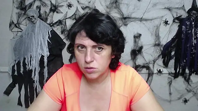 LuciaMii online show from 10/25/25, 05:04