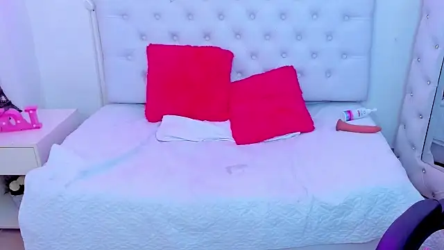 Snapshot of silvana__miller chatting on 02/08/25, 01:11 silvana miller online show from 02/08/25, 01:11