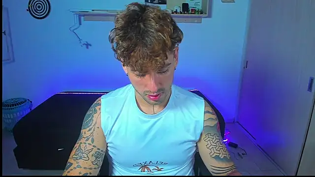 Snapshot of Ares_blue chatting on 05/18/26, 01:17 Ares blue online show from 05/18/26, 01:17