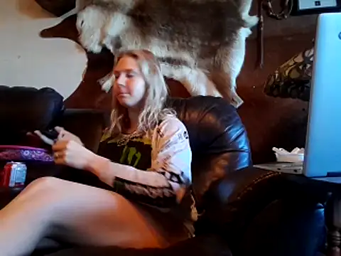 Snapshot of Ryan_and_Aurora chatting on 04/20/26, 03:15 Ryan and Aurora online show from 04/20/26, 03:15