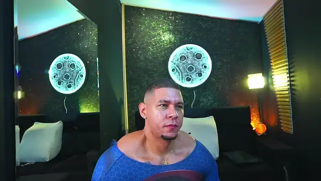 Snapshot of MassimoWalton2 chatting on 03/15/25, 01:18 MassimoWalton2 online show from 03/15/25, 01:18