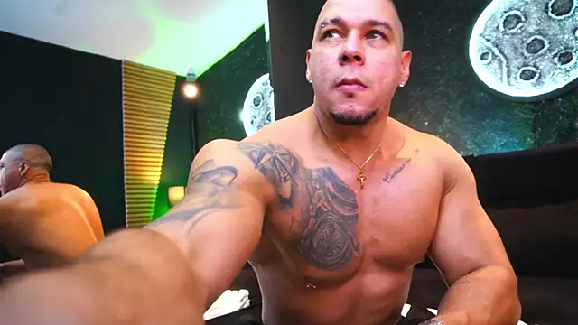 Snapshot of MassimoWalton2 chatting on 10/01/25, 01:22 MassimoWalton2 online show from 10/01/25, 01:22