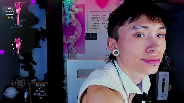 juniior 2311  online show from 02/19/25, 10:31