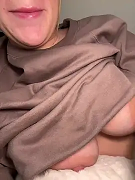 Snapshot of lilylush24 chatting on 12/31/24, 01:08 lilylush24 online show from 12/31/24, 01:08