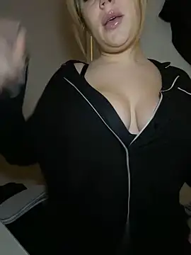 Snapshot of lilylush24 chatting on 01/07/25, 08:03 lilylush24 online show from 01/07/25, 08:03