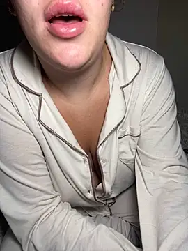 Snapshot of lilylush24 chatting on 02/23/25, 03:24 lilylush24 online show from 02/23/25, 03:24