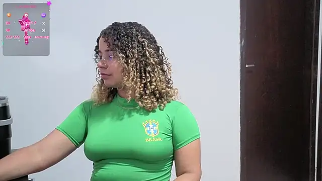 Snapshot of VitoriaFernandes chatting on 02/15/26, 11:23 VitoriaFernandes online show from 02/15/26, 11:23