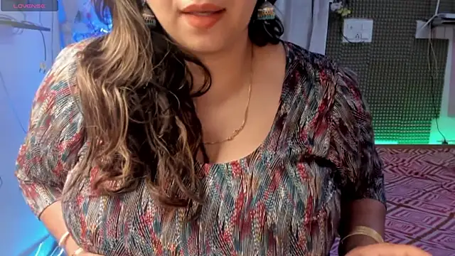 Snapshot of Gulabi_Queen chatting on 02/02/25, 03:39 Gulabi Queen online show from 02/02/25, 03:39