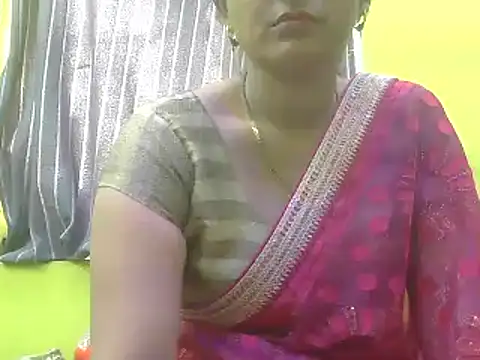 Snapshot of CUTYHINA_001 chatting on 12/14/24, 04:23 CUTYHINA 001 online show from 12/14/24, 04:23