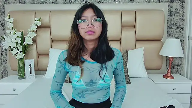 Yommi Winx online show from 12/21/24, 01:15