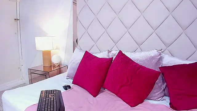 Snapshot of melaniee_jones chatting on 02/04/26, 05:08 melaniee jones online show from 02/04/26, 05:08