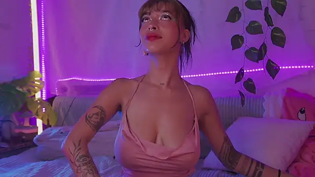 Snapshot of Kitty_arts chatting on 01/11/25, 01:59 Kitty arts online show from 01/11/25, 01:59