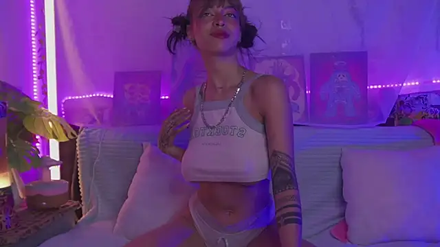 Snapshot of Kitty_arts chatting on 01/15/25, 04:21 Kitty arts online show from 01/15/25, 04:21