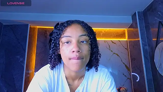 Snapshot of Violeth_b chatting on 06/27/26, 01:28 Violeth b online show from 06/27/26, 01:28