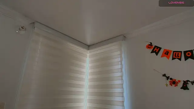 venusleroy  online show from 10/05/25, 08:29