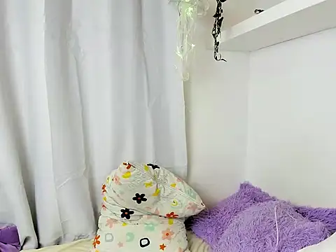 Snapshot of santy-kitty chatting on 12/23/24, 04:55 santy-kitty online show from 12/23/24, 04:55