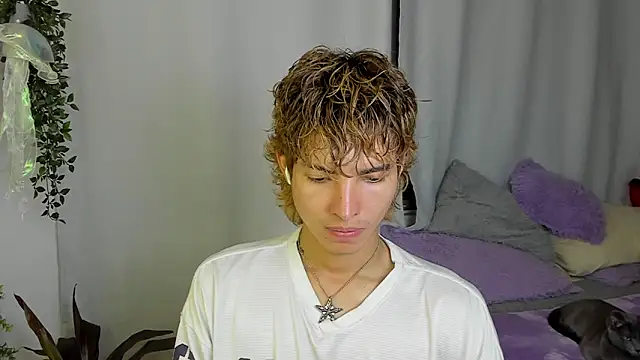 Snapshot of santy-kitty chatting on 10/04/25, 02:31 santy-kitty online show from 10/04/25, 02:31