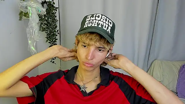 Snapshot of santy-kitty chatting on 10/06/25, 02:53 santy-kitty online show from 10/06/25, 02:53