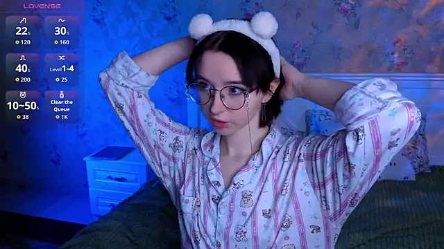 Nora Failure online show from 12/04/25, 11:30