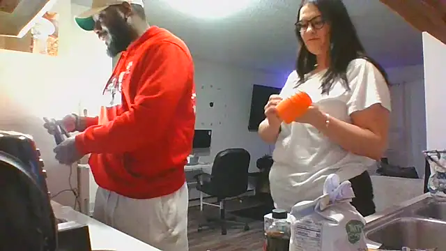 Stayinalive1992 online show from 12/31/24, 04:06