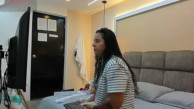 Dilan y Mia online show from 12/14/24, 02:53