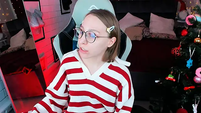 Snapshot of AphexQueen chatting on 12/17/24, 04:21 AphexQueen online show from 12/17/24, 04:21