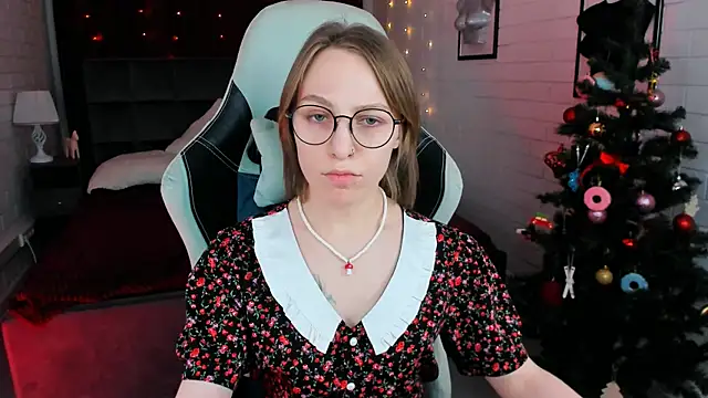 Snapshot of AphexQueen chatting on 12/20/24, 01:11 AphexQueen online show from 12/20/24, 01:11