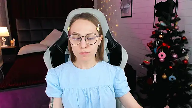 Snapshot of AphexQueen chatting on 12/21/24, 01:10 AphexQueen online show from 12/21/24, 01:10