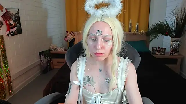 Snapshot of AphexQueen chatting on 12/23/24, 04:28 AphexQueen online show from 12/23/24, 04:28