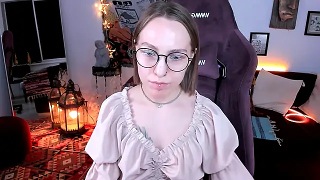 Snapshot of AphexQueen chatting on 01/22/25, 04:23 AphexQueen online show from 01/22/25, 04:23