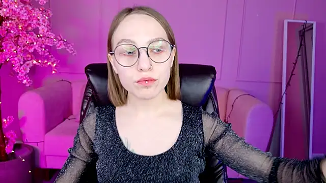 Snapshot of AphexQueen chatting on 01/28/25, 04:19 AphexQueen online show from 01/28/25, 04:19