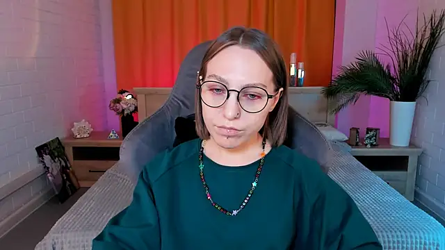 Snapshot of AphexQueen chatting on 02/06/25, 01:21 AphexQueen online show from 02/06/25, 01:21