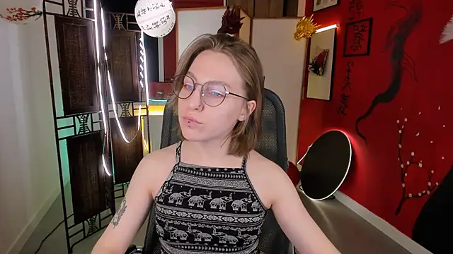 Snapshot of AphexQueen chatting on 02/18/25, 09:10 AphexQueen online show from 02/18/25, 09:10