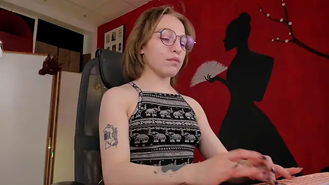 Snapshot of AphexQueen chatting on 02/18/25, 12:28 AphexQueen online show from 02/18/25, 12:28