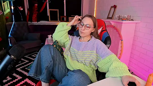 Snapshot of AphexQueen chatting on 02/19/25, 07:16 AphexQueen online show from 02/19/25, 07:16