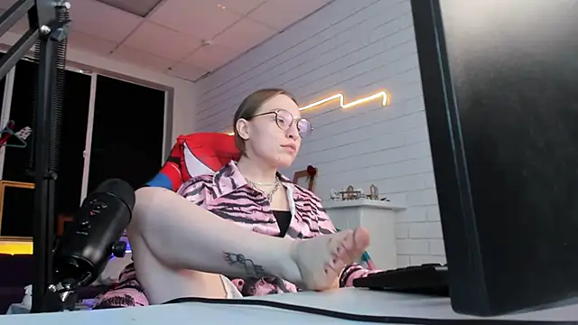 Snapshot of AphexQueen chatting on 02/26/25, 07:16 AphexQueen online show from 02/26/25, 07:16