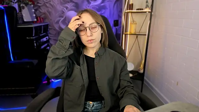 Snapshot of AphexQueen chatting on 02/27/25, 09:11 AphexQueen online show from 02/27/25, 09:11