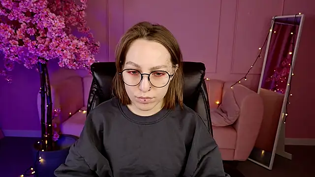 Snapshot of AphexQueen chatting on 03/07/25, 01:18 AphexQueen online show from 03/07/25, 01:18