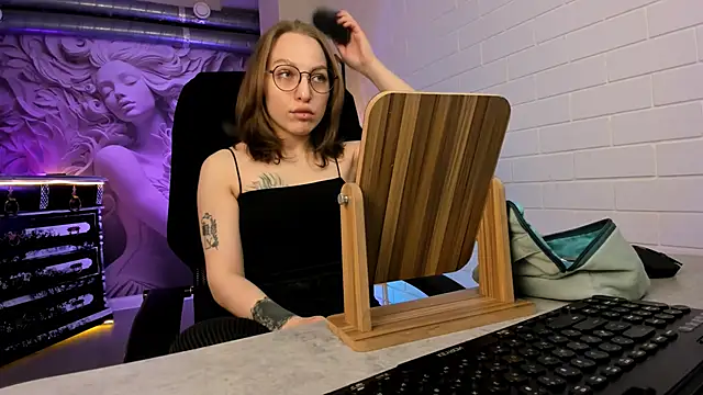 Snapshot of AphexQueen chatting on 11/02/25, 05:21 AphexQueen online show from 11/02/25, 05:21