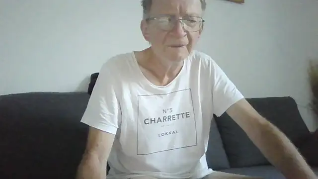 Snapshot of naturiste974 chatting on 06/15/26, 04:36 naturiste974 online show from 06/15/26, 04:36